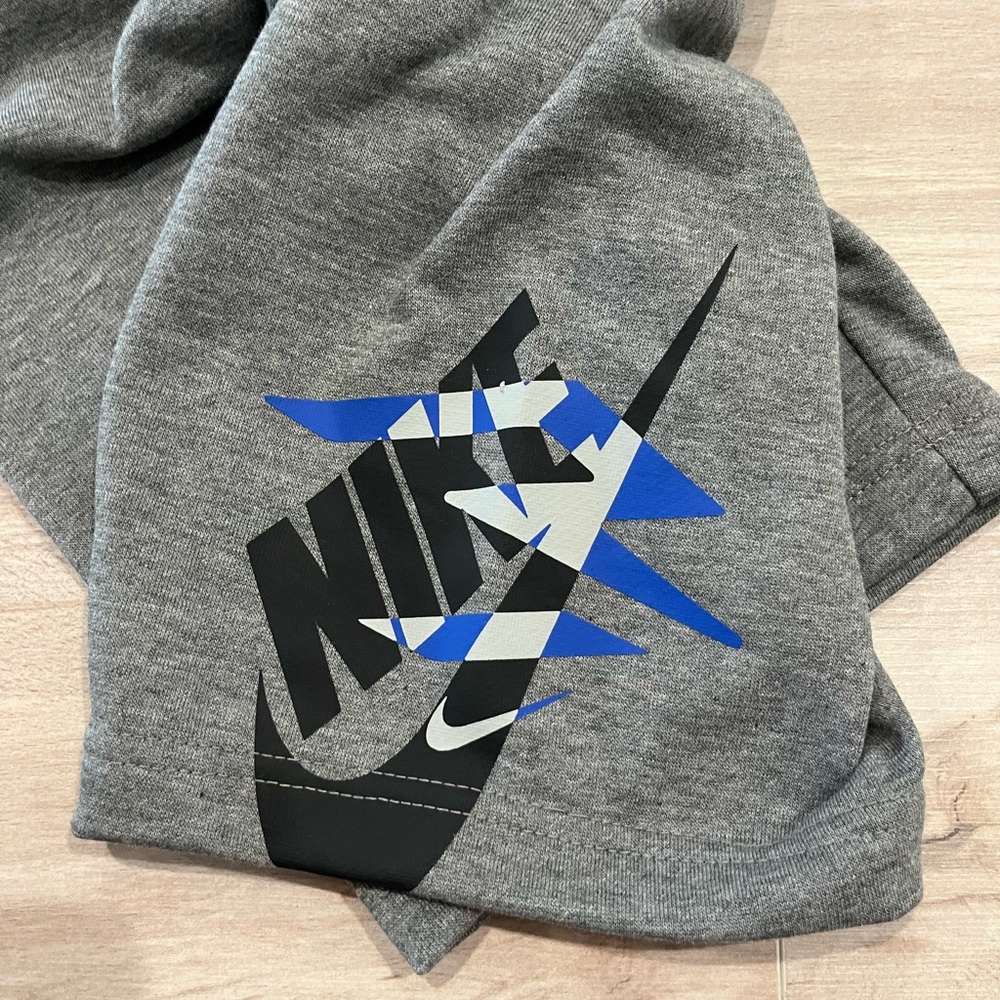 Nike Kids White Tee and Gray Shorts Set with Blue and Black Graphics Size 6 - Picture 4 of 12